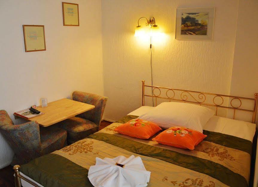 Hotel Pension Ingeborg Berlin Exterior photo